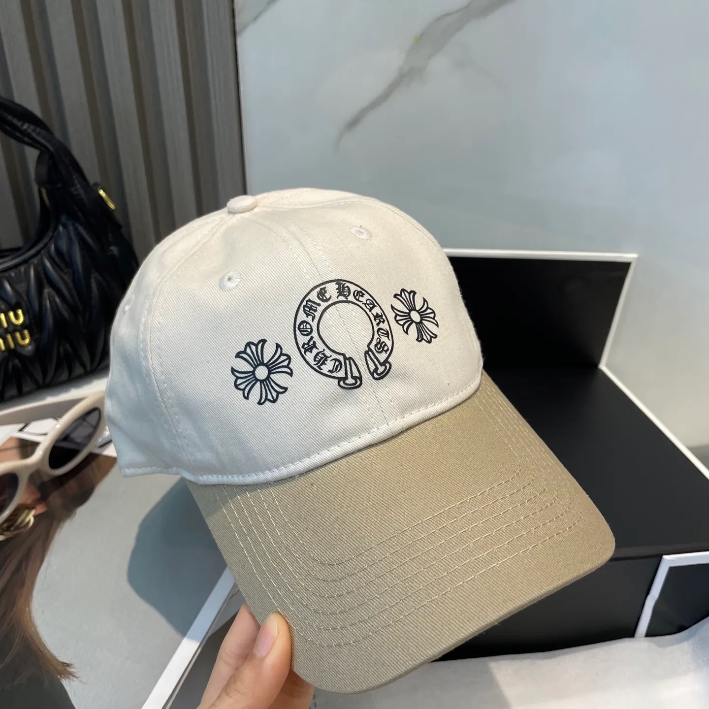 P60 Crow Heart 🆕🆕New color-blocked baseball cap, personalized fashion classic cross logo, casual with a cool feeling, unisex style, same style for men and women! Very easy to match! Head circumference: 56-58cm is available